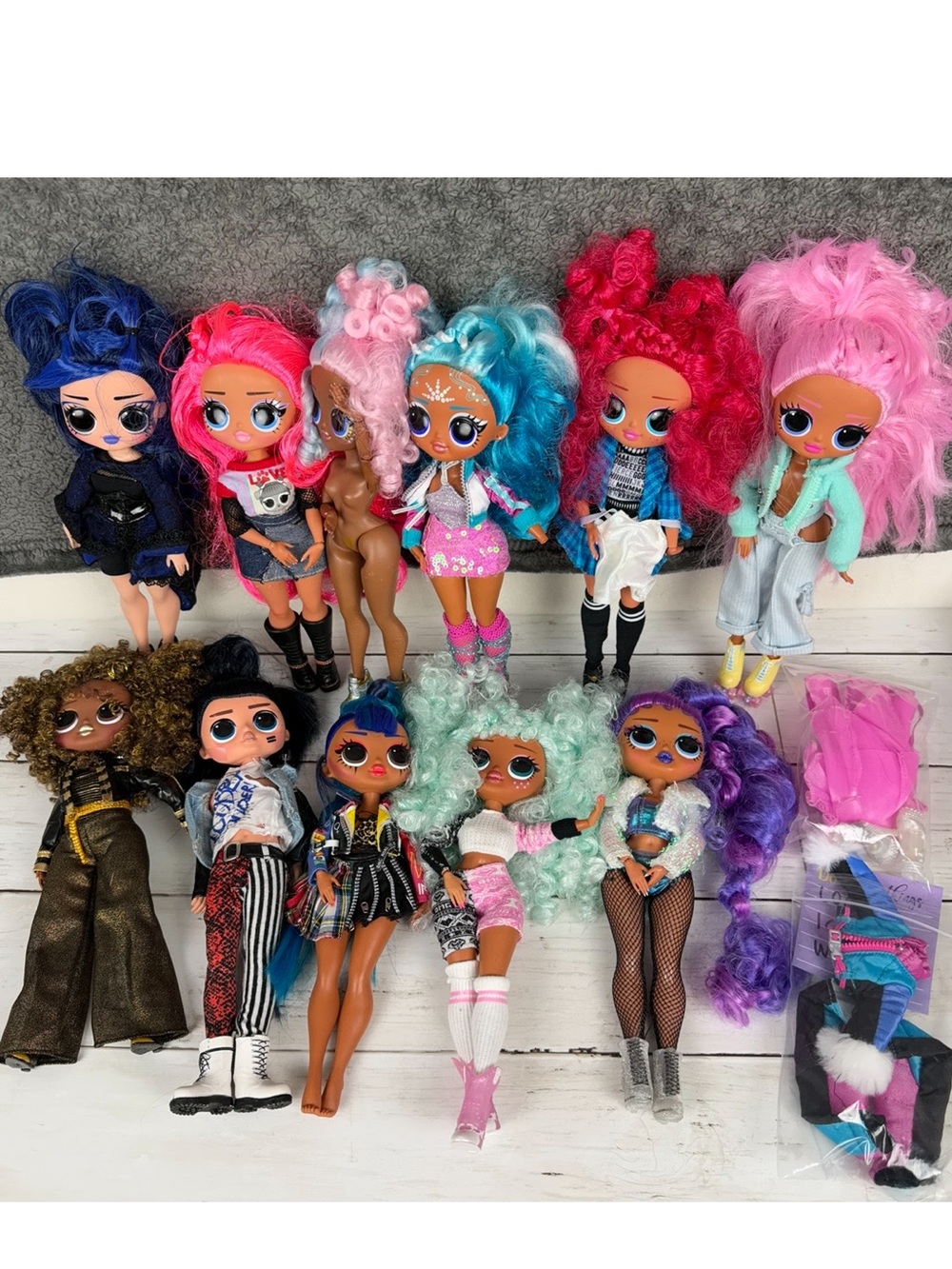 11 L.O.L. Surprise! OMG Fashion Dolls Lot + Extra Clothes & Accessories